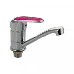 Смеситель для кухни и раковины шаровый, поворотный излив 15 см, ручка с вставкой цвета фуксия, цвет корпуса ХРОМ.